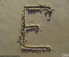 "E" harfi büyük harf plajın kumları yazılı